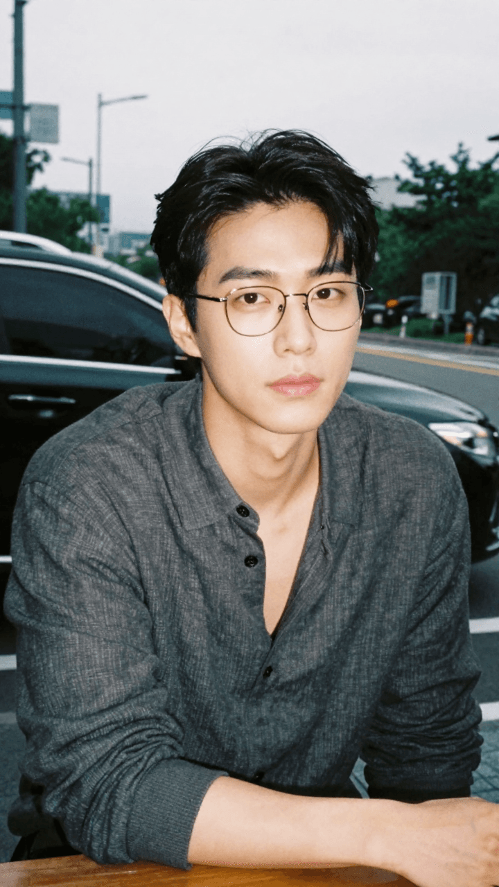 민재현 — 조용한 열람실에서 당신 자리만 알아보는 사람